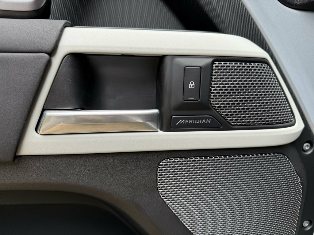 Land Rover Defender 110 D300 X-dynamic Hse Silver #29