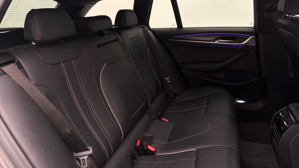 BMW 5 Series 520D Mht Se Step Black #12
