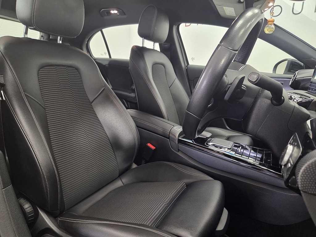 Mercedes-Benz A Class 1.5 A180d Sport Executive Hatchback 7 Black #2