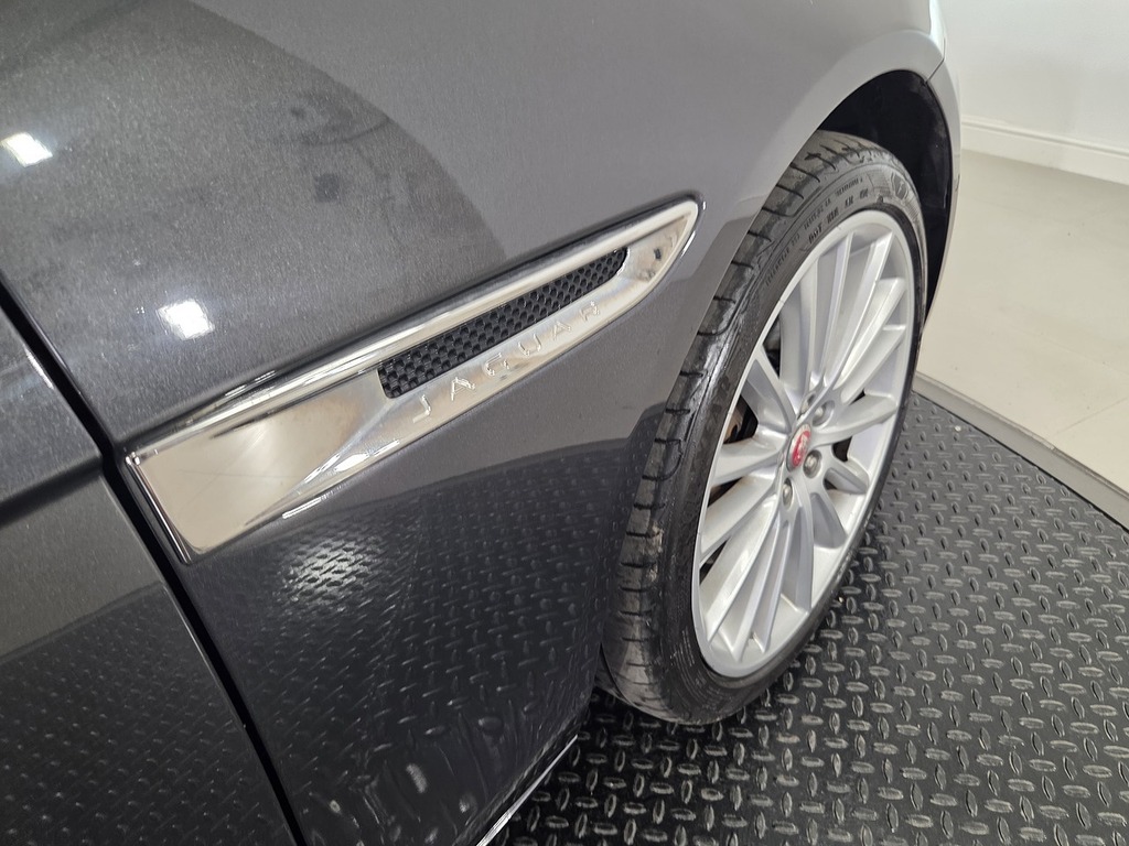 Jaguar XE Jaguar Xe 2.0D R-sport Saloon Euro Black #41