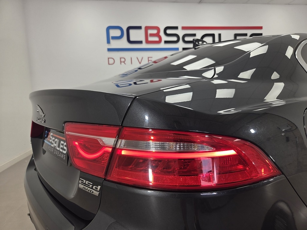 Jaguar XE Jaguar Xe 2.0D R-sport Saloon Euro Black #40
