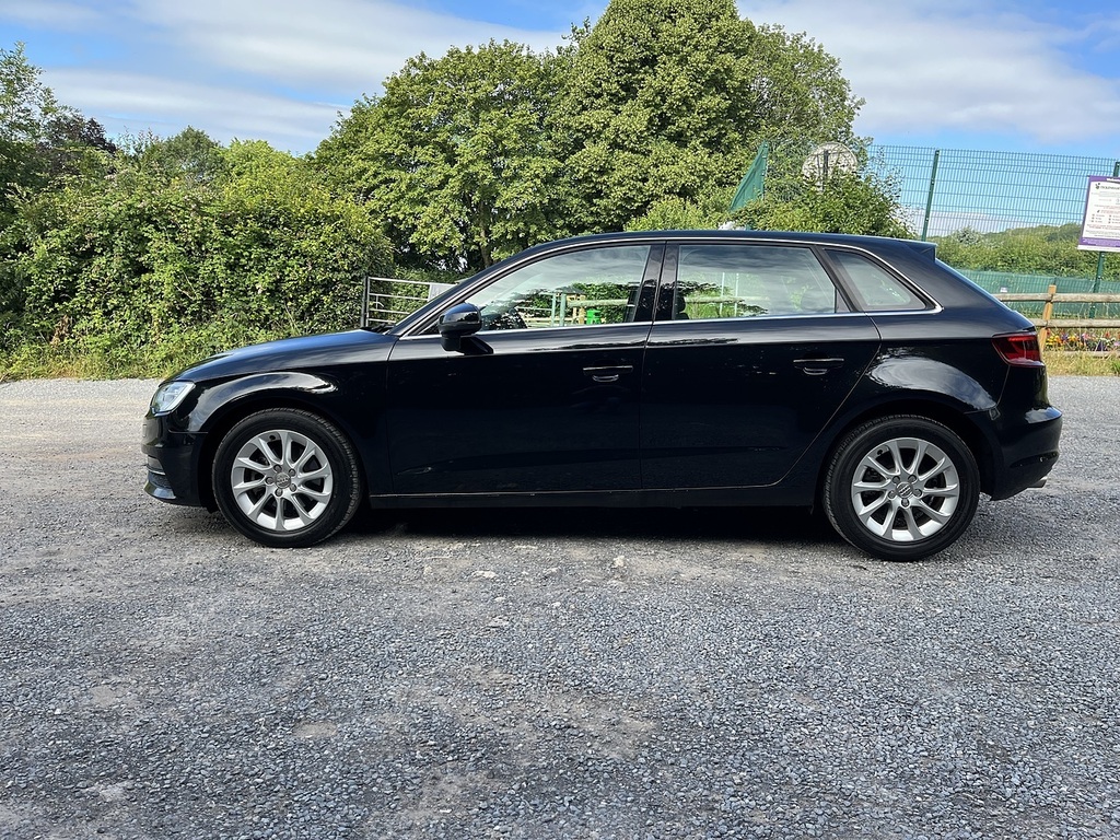 Audi A3 Sportback Tfsi Se Black #6