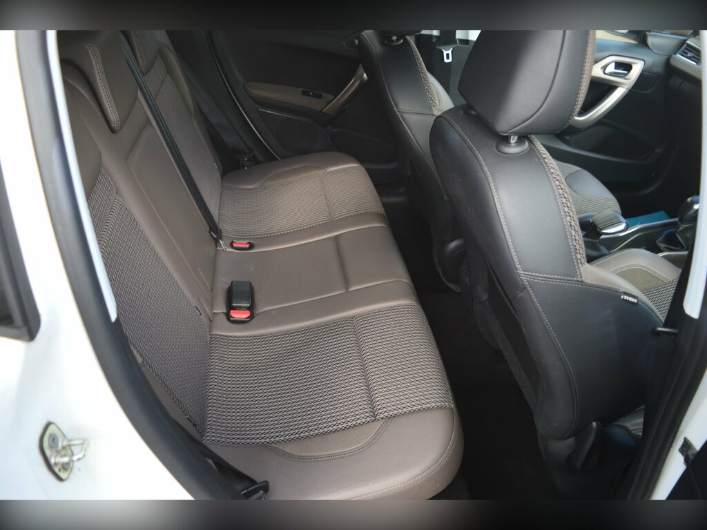 Peugeot 2008 1.6L E-hdi Feline 115 Bhp White #13
