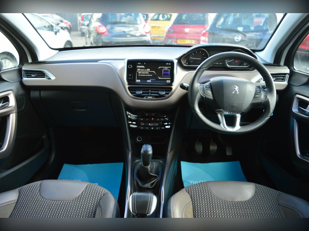 Peugeot 2008 1.6L E-hdi Feline 115 Bhp White #3