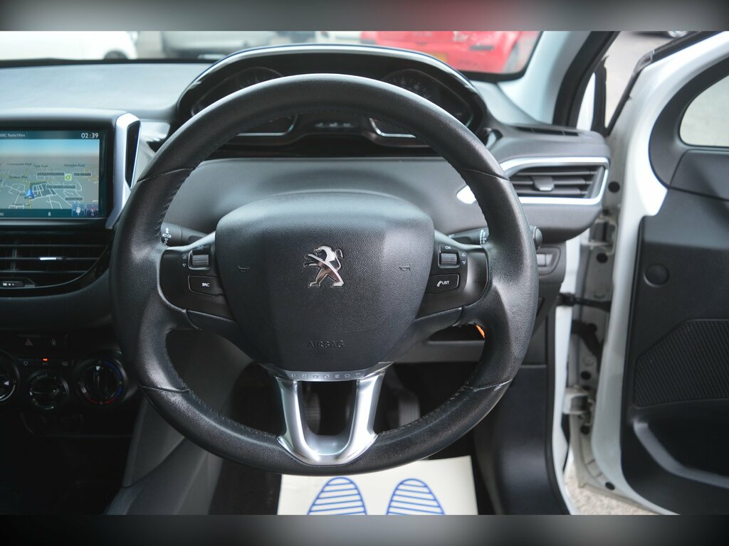 Peugeot 208 1.2 Vti Puretech Style Hatchback YK15OEC White #3