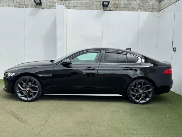 Jaguar XE 300 Sport Saloon FN19FVJ Black #4