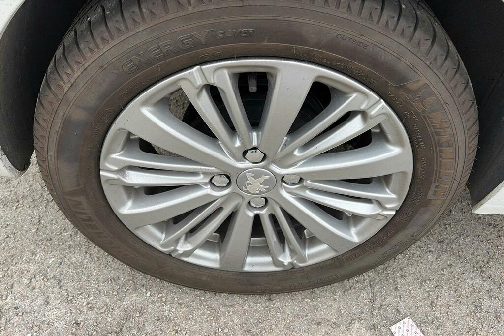 Peugeot 208 1.2 Puretech Signature Hatchback White #6