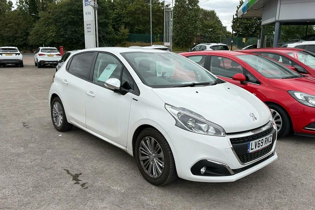 Peugeot 208 1.2 Puretech Signature Hatchback White