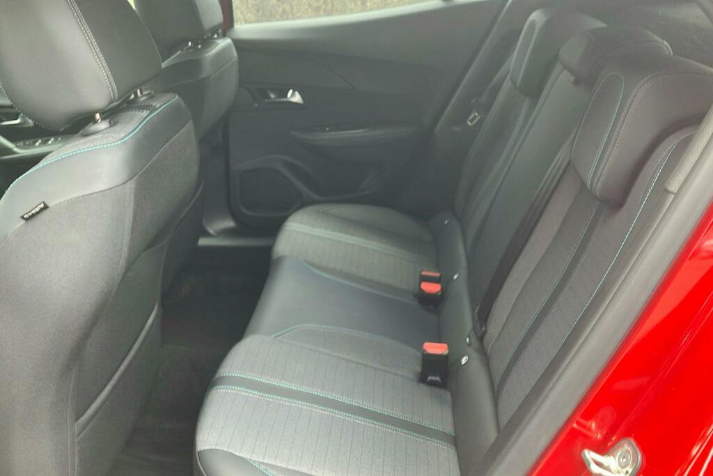 Peugeot 2008 1.2 Puretech Allure Premium Plus Suv M Red #4