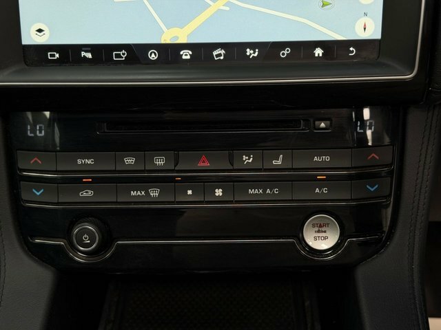 Jaguar F-Pace 2.0D Prestige Awd Estate White #35