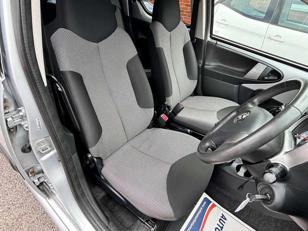 Toyota Aygo Vvt-i X-play Red #39