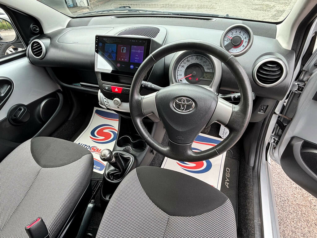 Toyota Aygo Vvt-i X-play Red #40