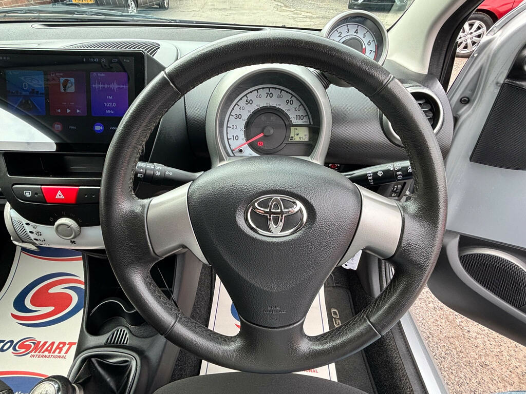 Toyota Aygo Vvt-i X-play Red #25