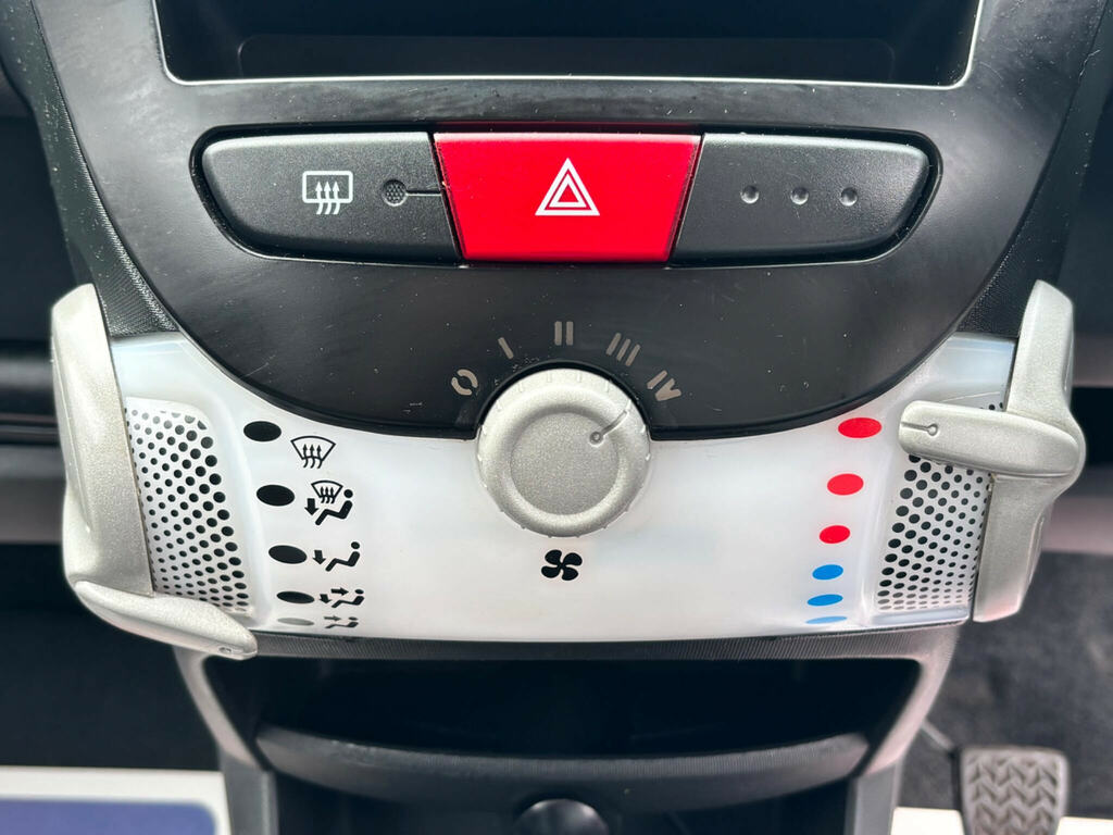 Toyota Aygo Vvt-i X-play Red #42
