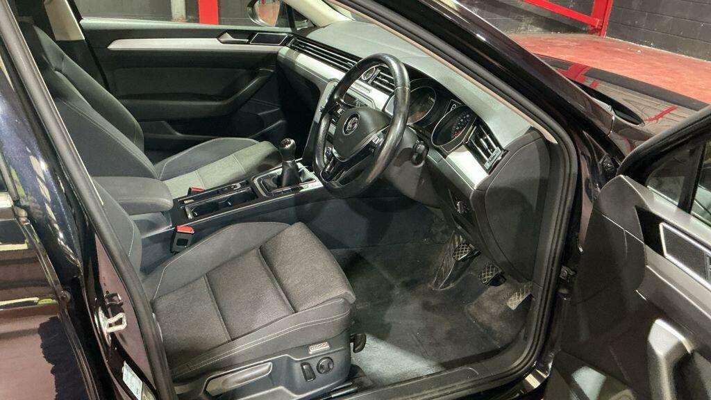 Volkswagen Passat Black #8