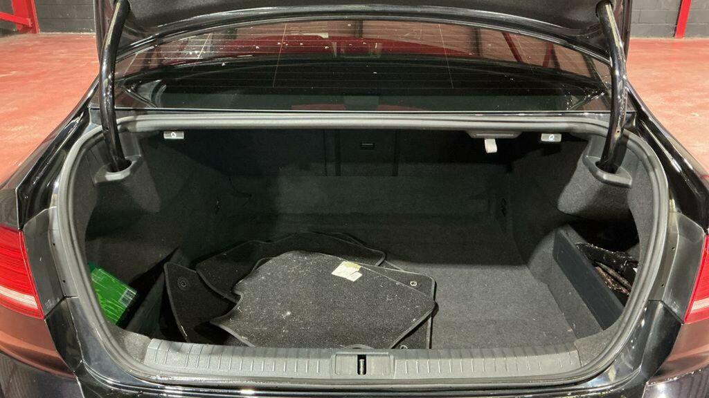 Volkswagen Passat Black #9