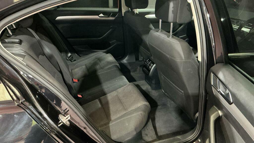 Volkswagen Passat Black #7