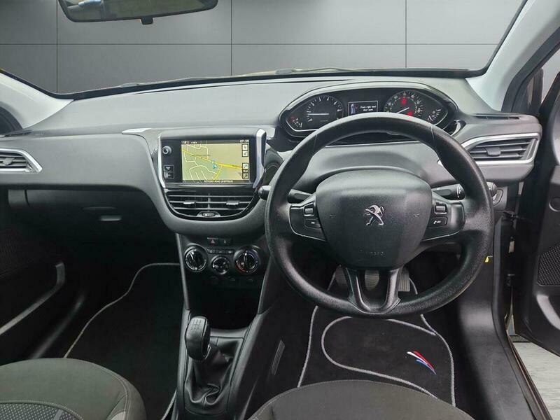 Peugeot 208 Active White #9
