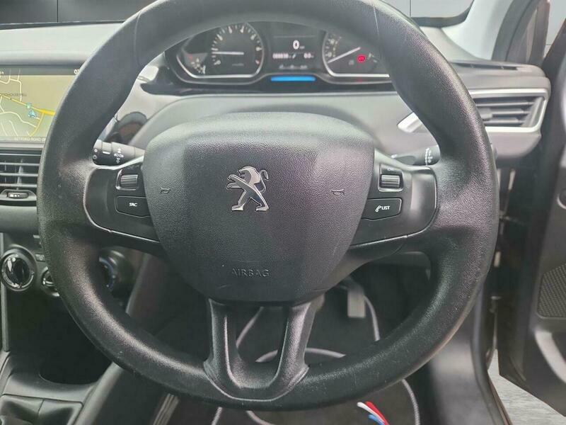 Peugeot 208 Active White #17