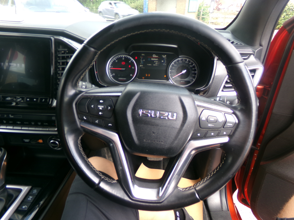 Isuzu D-Max 1.9 V-cross Double Cab 4X4 No Vat Black #13