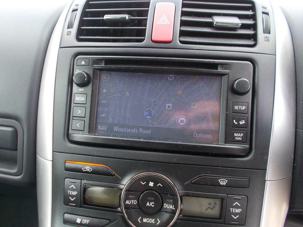 Toyota Auris 1.6 V-matic Colour Collection Euro 5 White #16