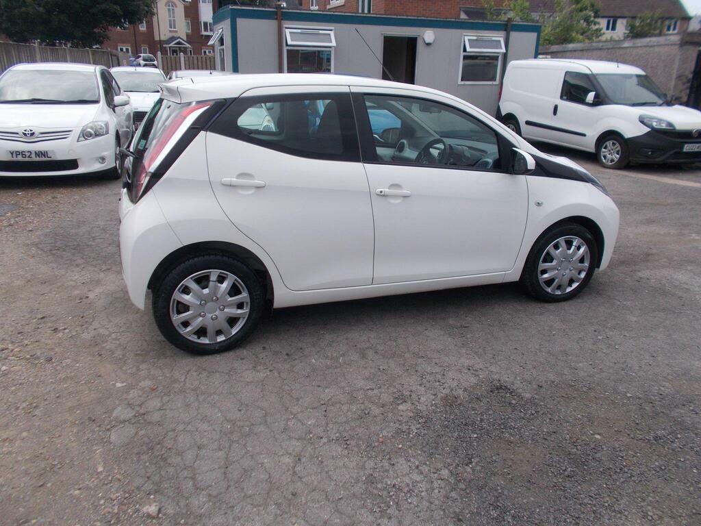 Toyota Aygo 1.0 Vvt-i X-play 69 Bhp Red #8