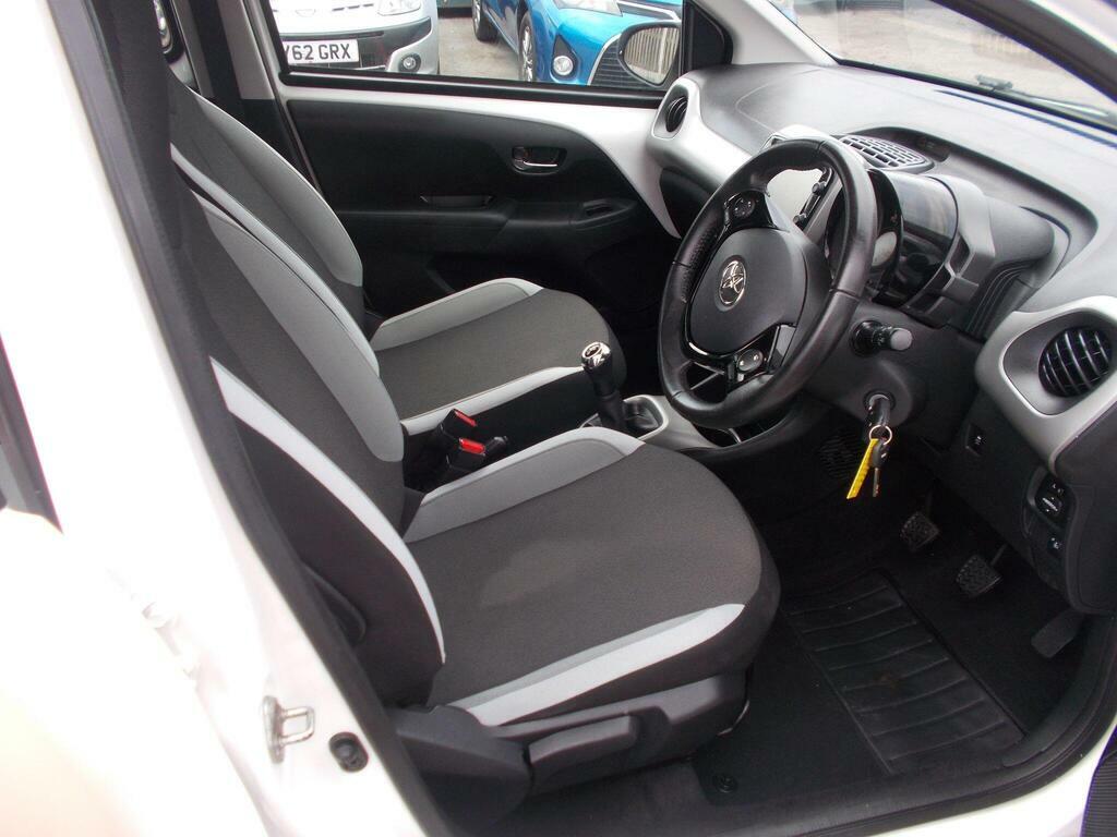 Toyota Aygo 1.0 Vvt-i X-play 69 Bhp Red #11