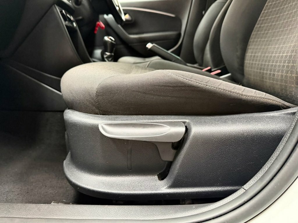 Volkswagen Polo 1L Match White #4