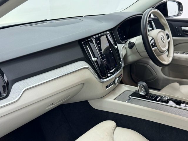 Volvo V60 2023 2.0 B4 Mhev Plus Estate Hybrid Dct Silver #4