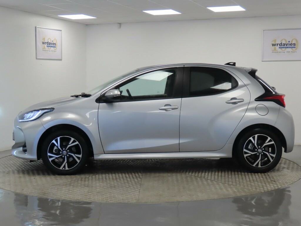 Toyota Yaris 1.5 Hybrid Design Cvt Silver #4
