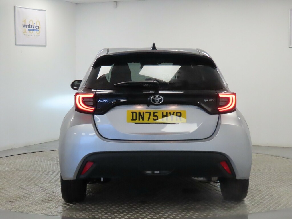 Toyota Yaris 1.5 Hybrid Design Cvt Silver #6