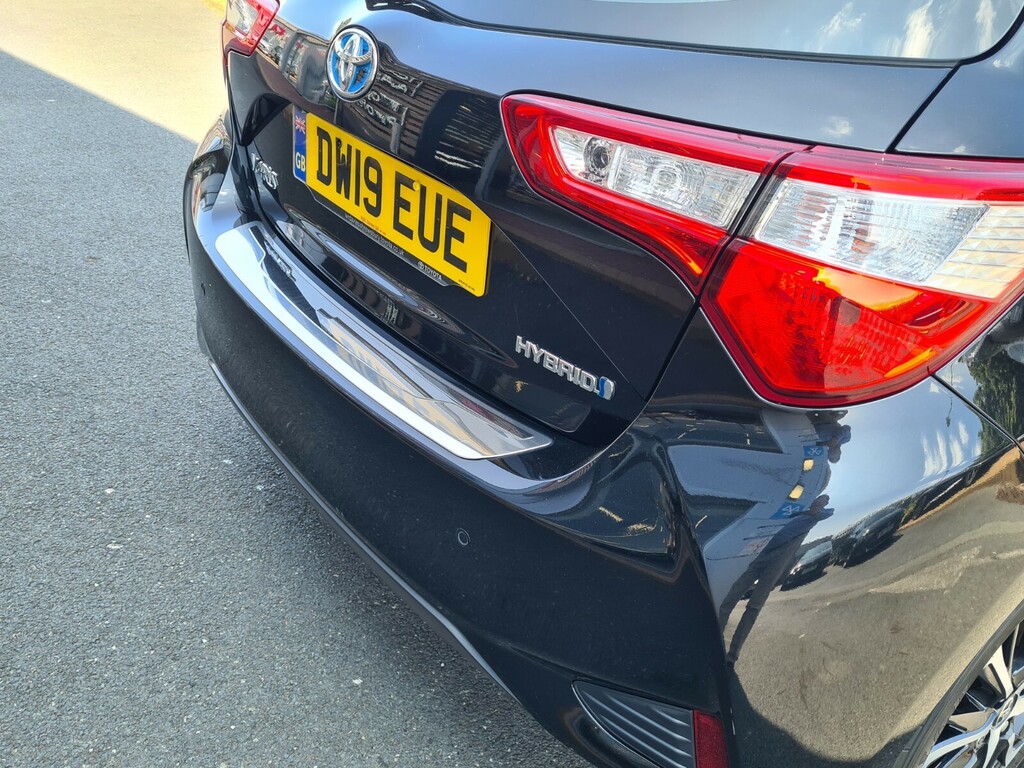 Toyota Yaris 1.5 Hybrid Icon Tech Cvt Black #5