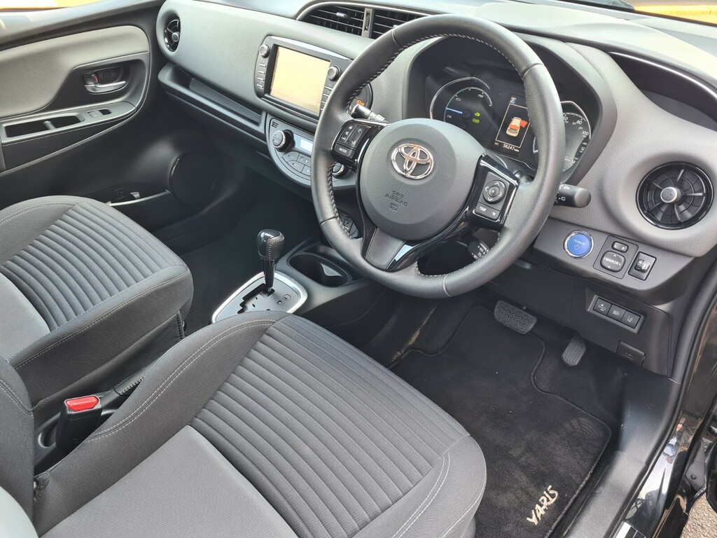 Toyota Yaris Icon Tech White #10