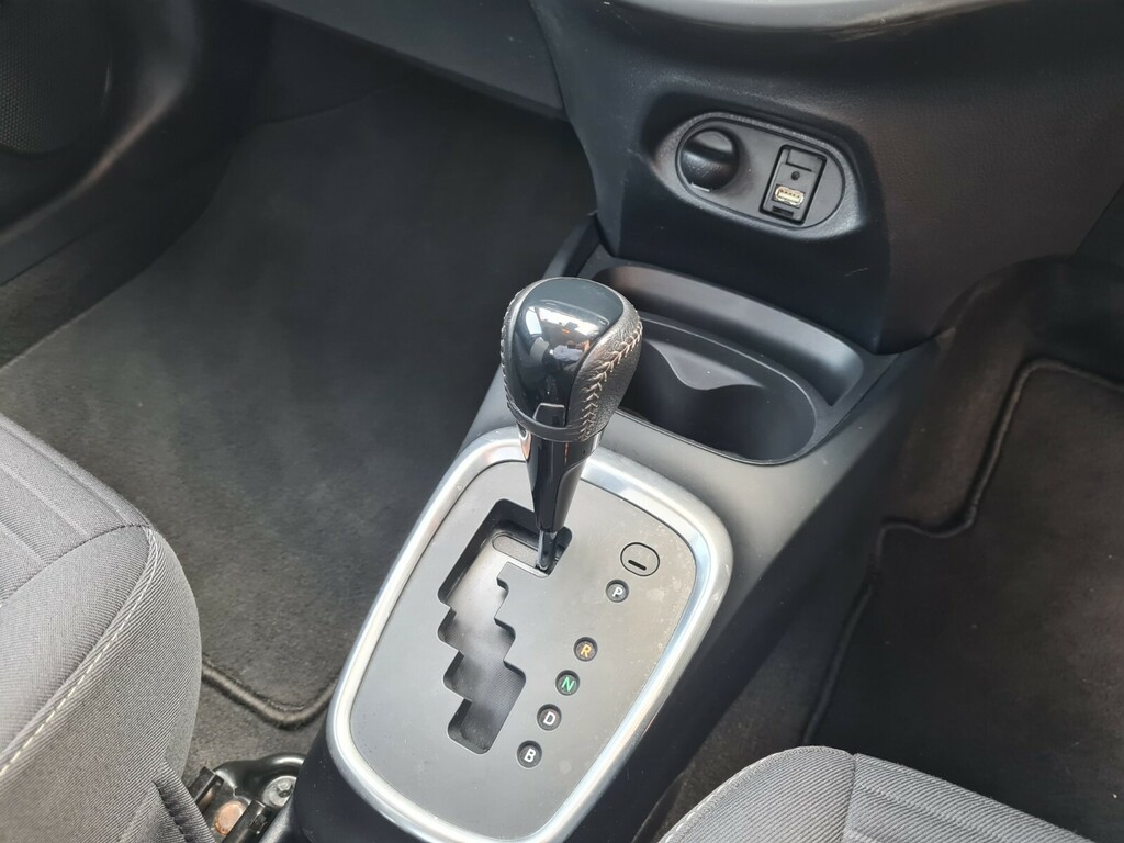 Toyota Yaris Icon Tech White #15
