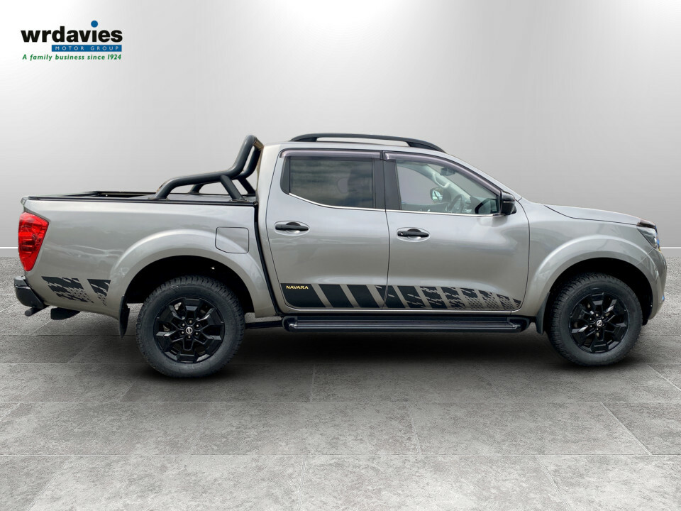 Nissan Navara Automatic White #12