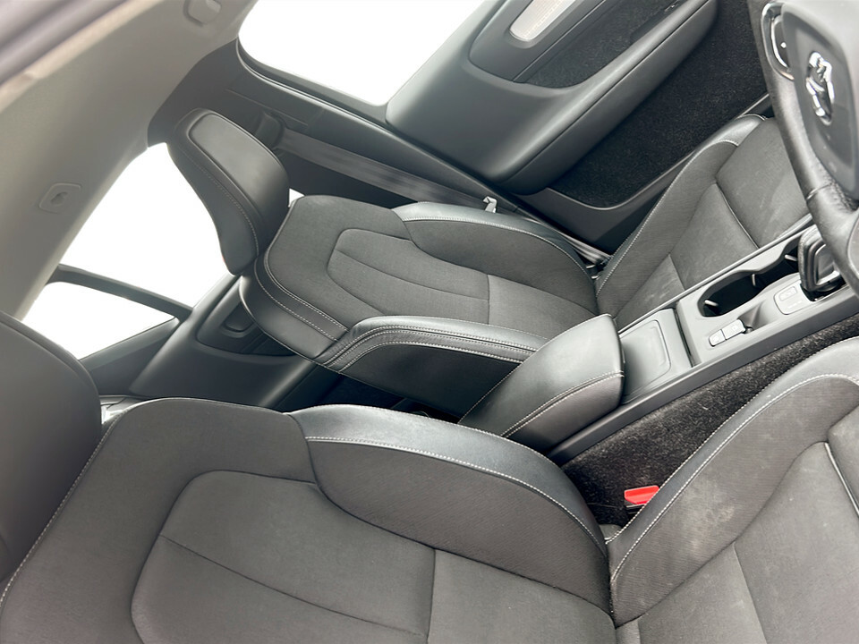 Volvo XC40 1.5 T3 R Design Pro Red #19