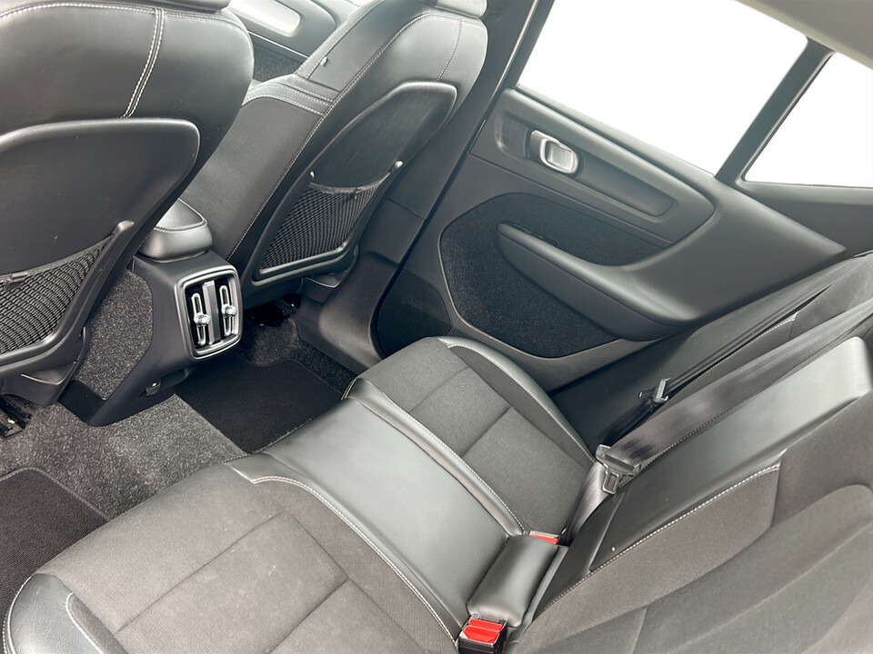 Volvo XC40 1.5 T3 R Design Pro Red #24