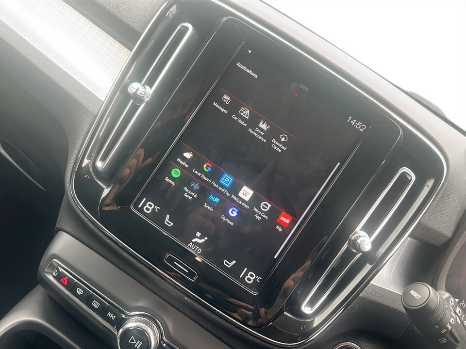 Volvo XC40 1.5 T3 R Design Pro Red #30