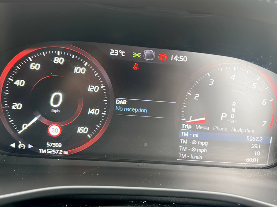 Volvo XC40 1.5 T3 R Design Pro Red #32