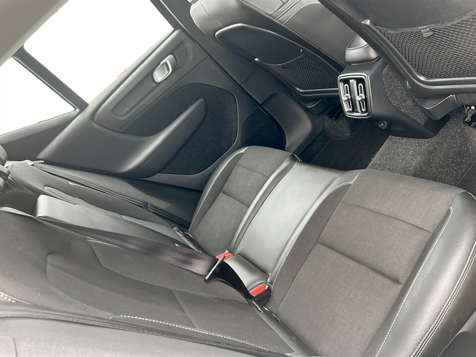 Volvo XC40 1.5 T3 R Design Pro Red #25