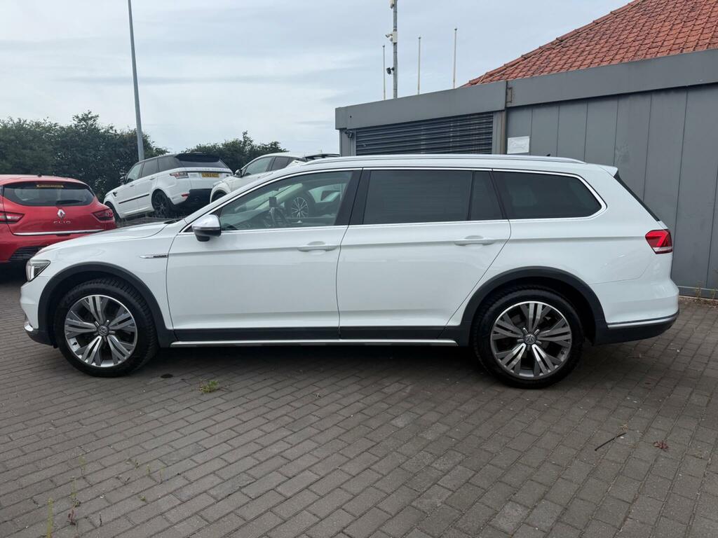 Volkswagen Passat Alltrack Alltrack White #2