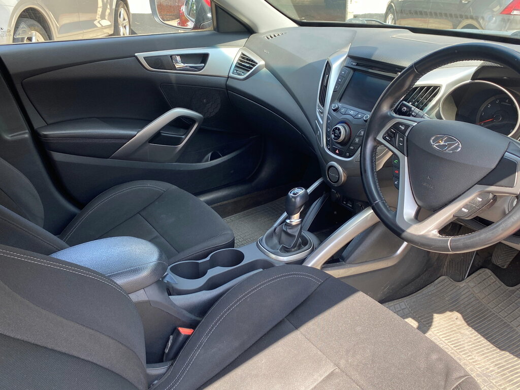 Hyundai Veloster Se Red #11