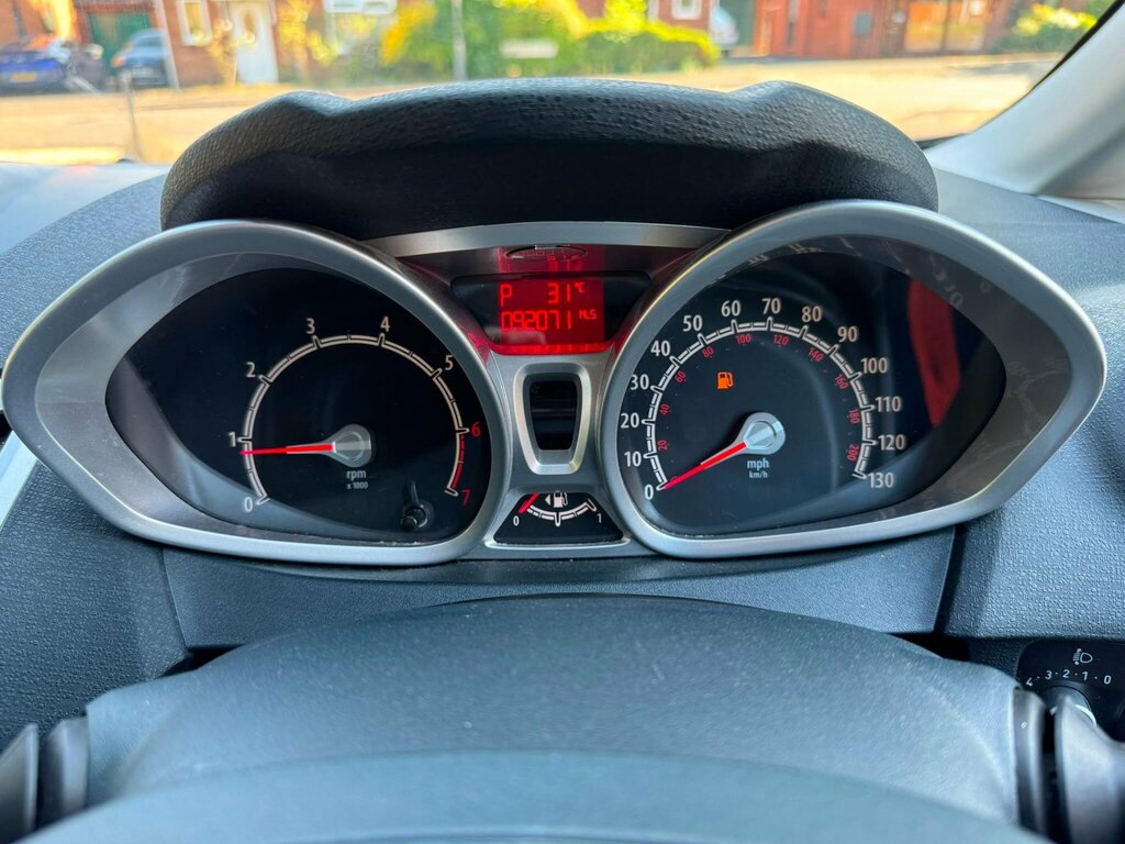Ford Fiesta 1.25 Zetec 82 Silver #12