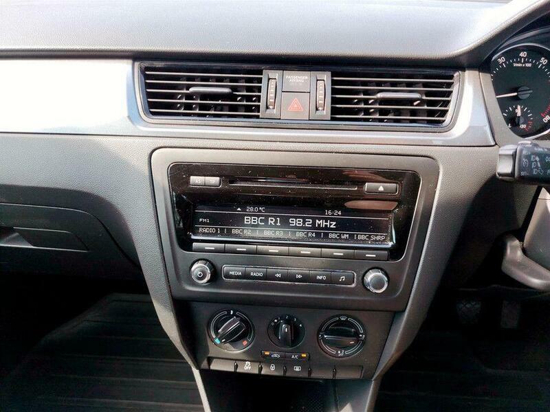 Skoda Rapid Spaceback 1.6 Tdi Se White #14
