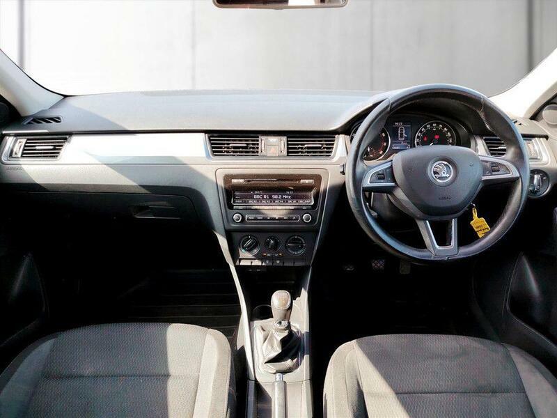 Skoda Rapid Spaceback 1.6 Tdi Se White #9