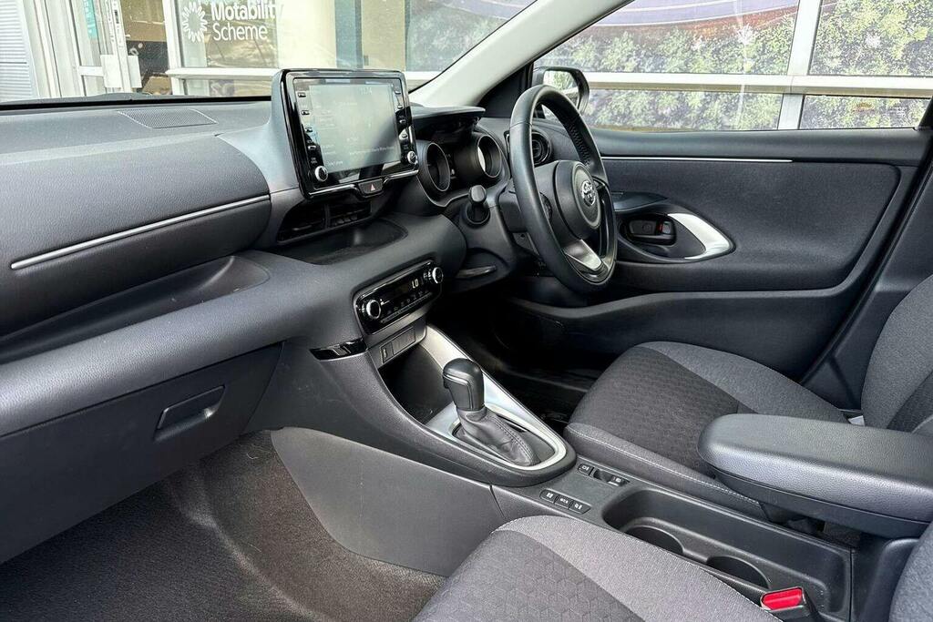 Toyota Yaris 1.5 Vvt H Design Hatchback Hybrid E Cvt GY73CHF Black #5