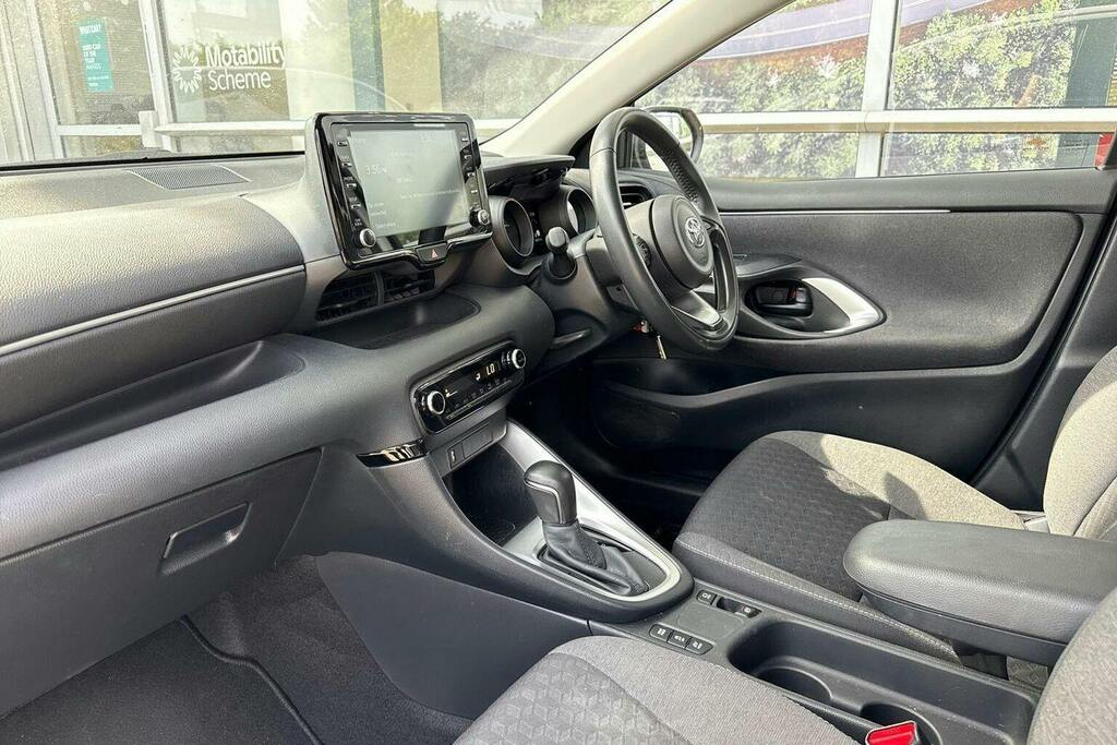 Toyota Yaris 1.5 Vvt H Design Hatchback Hybrid E Cvt GY23ZLE White #5