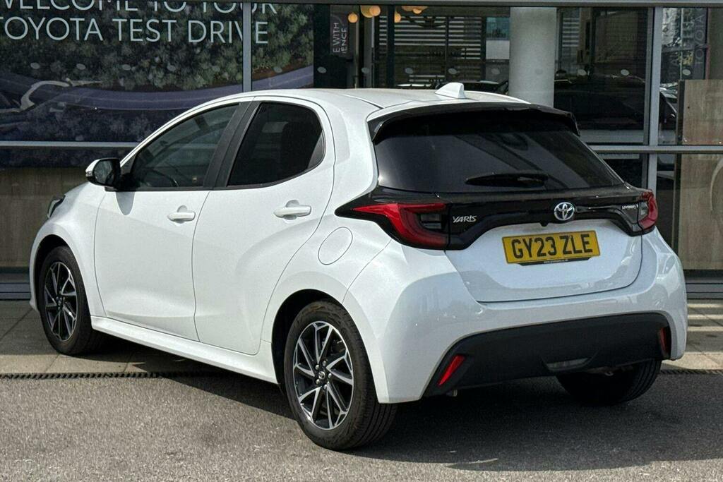 Toyota Yaris 1.5 Vvt H Design Hatchback Hybrid E Cvt GY23ZLE White #4