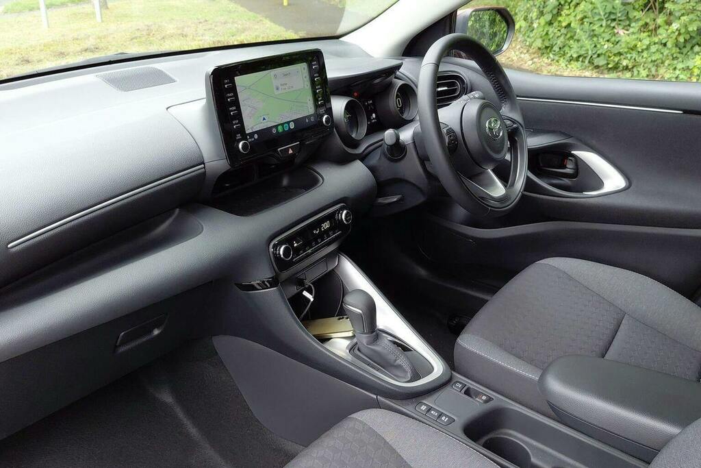 Toyota Yaris 1.5 Vvt H Design Hatchback Hybrid E Cvt Red #5