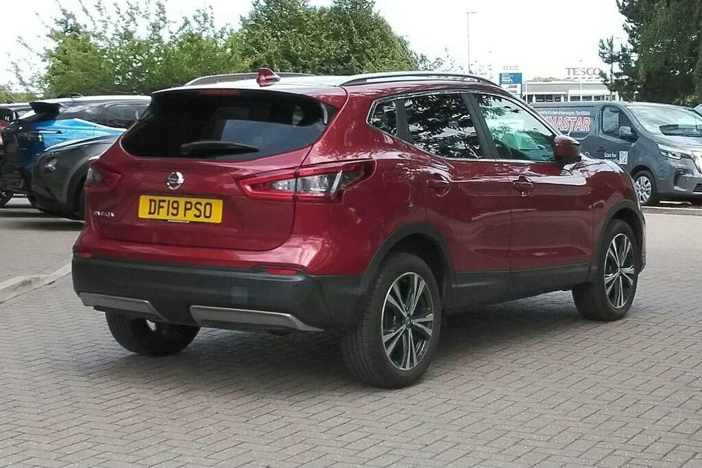 Nissan Qashqai 1.3 Dig T N Connecta Suv DF19PSO Red #3